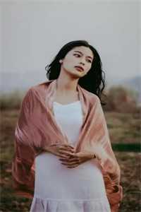 女儿在祭祖坟地上惨死，妻子却和男闺蜜直播现场求婚全新